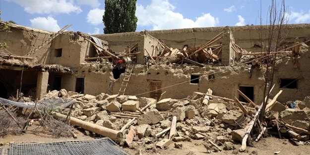 Afganistan’da 6,5 büyüklüğünde deprem